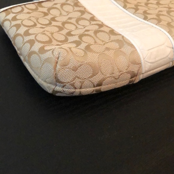 Coach wristlet with tags - Picture 4 of 5